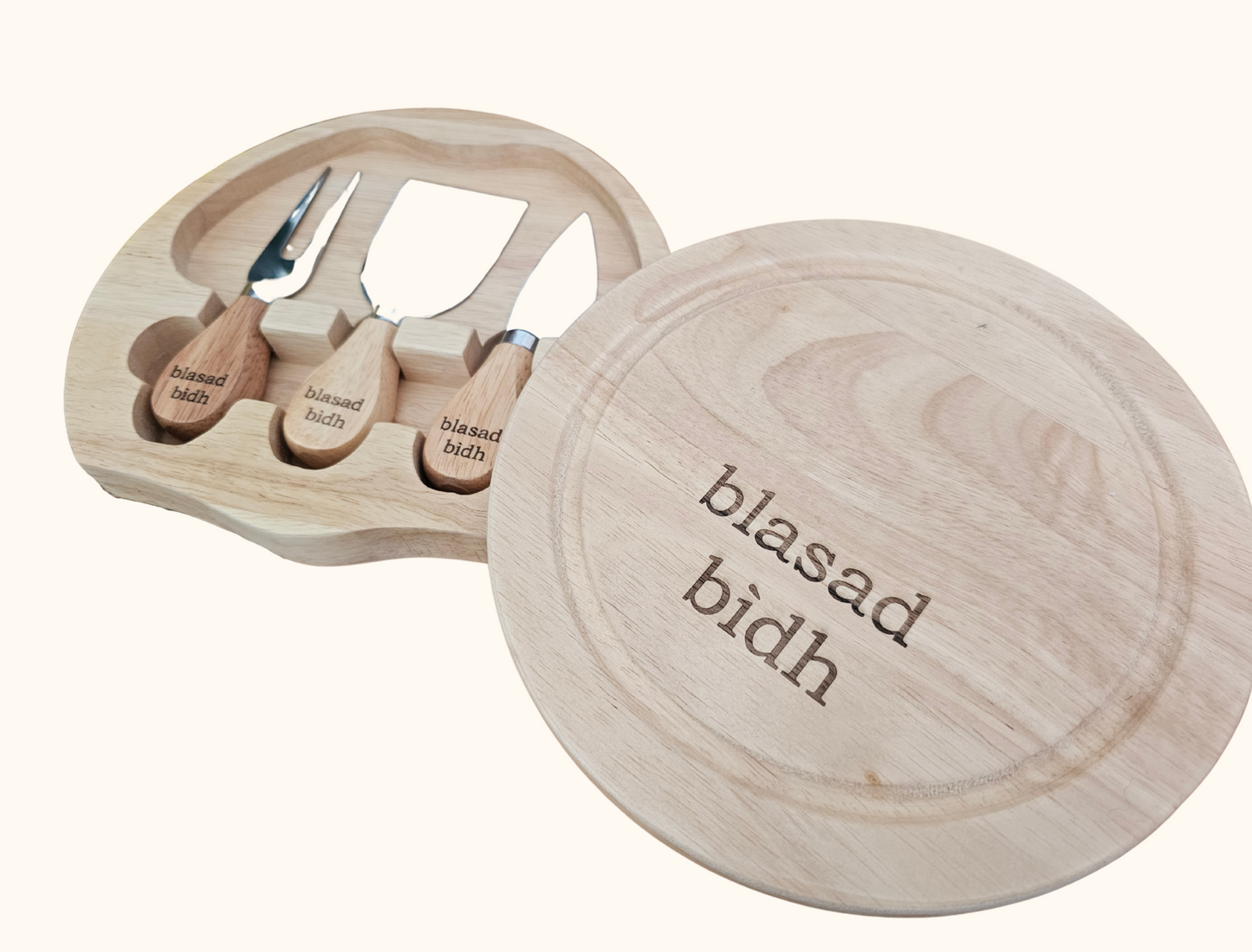 Round Personalised Cheese Board with 3 Tools for Cutting and Serving